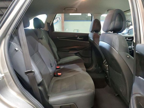 2016 KIA SORENTO L / LX