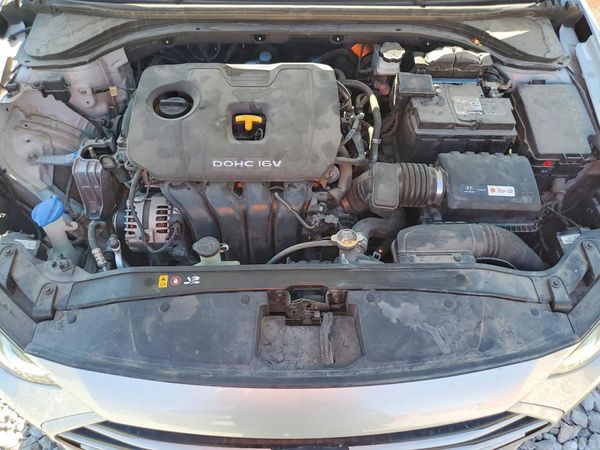 2017 HYUNDAI ELANTRA SE Base — Engine bay