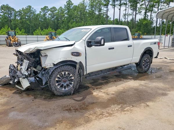 2023 NISSAN TITAN Crew Cab — Front 3/4