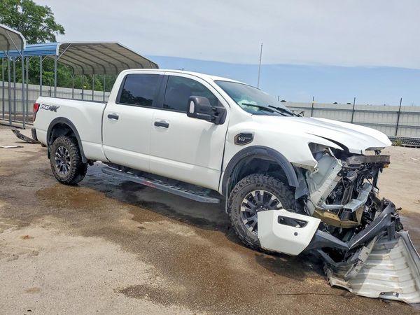 2023 NISSAN TITAN Crew Cab — Passenger 3/4