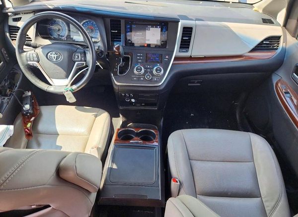 2017 TOYOTA SIENNA