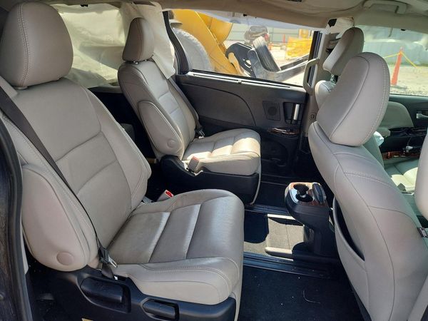 2017 TOYOTA SIENNA