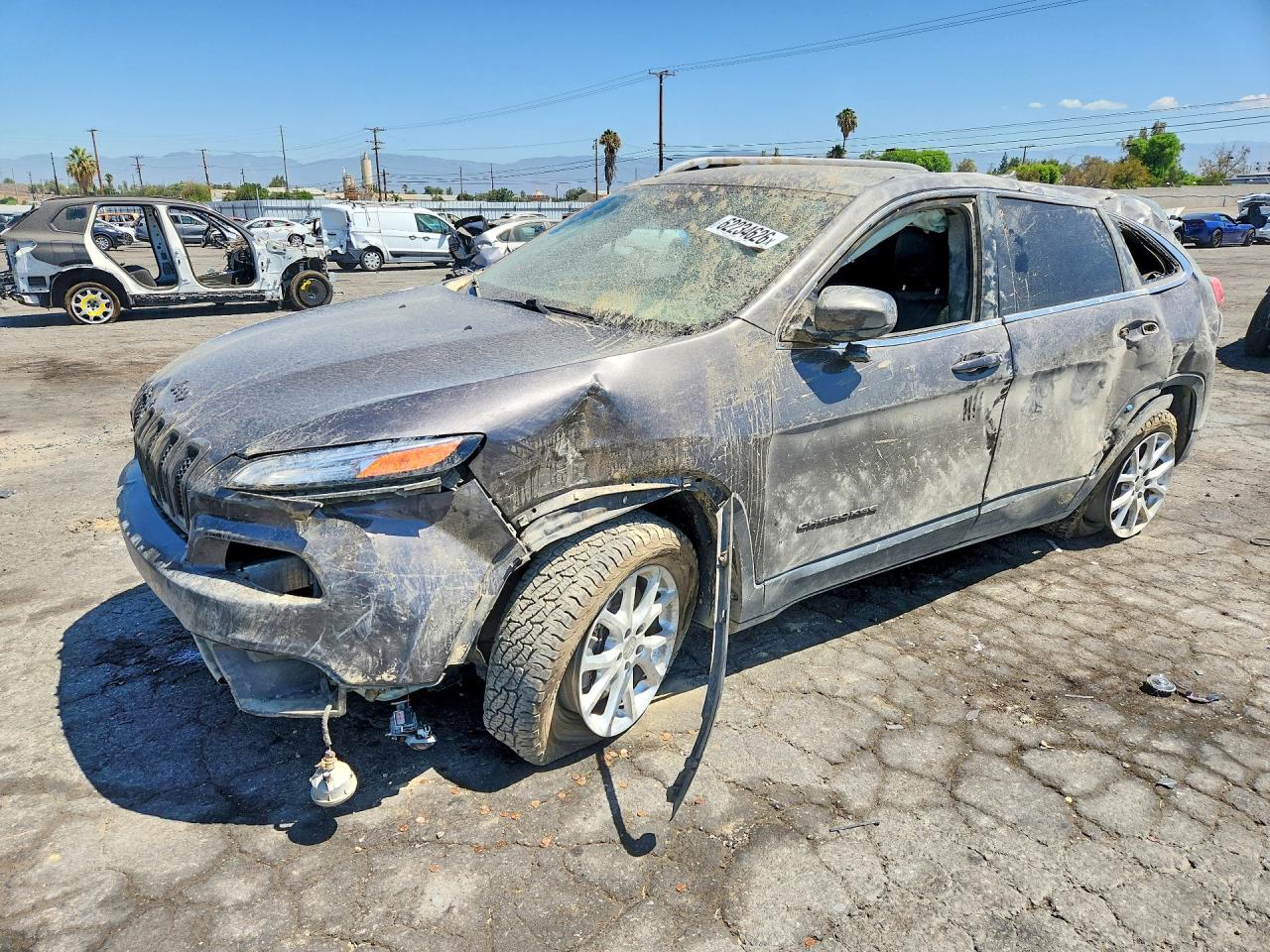 2014 JEEP CHEROKEE Latitude — Front 3/4