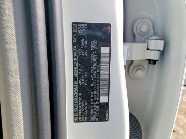 2024 VOLVO XC60 Plus Dark