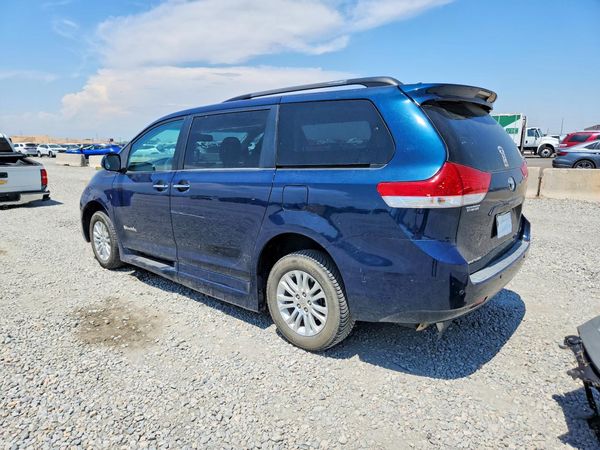 2012 TOYOTA SIENNA