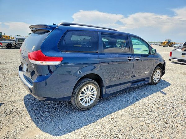 2012 TOYOTA SIENNA