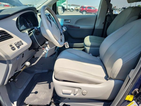 2012 TOYOTA SIENNA