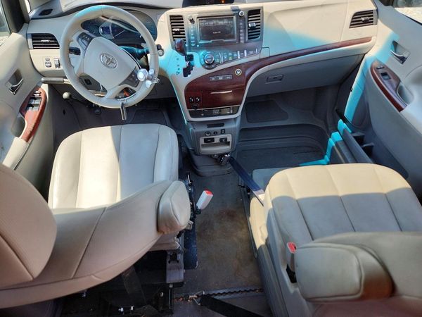 2012 TOYOTA SIENNA
