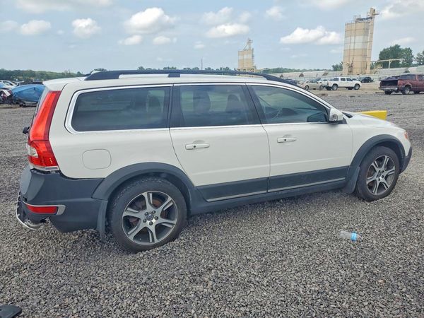 2015 VOLVO XC70 Premier (non R design)