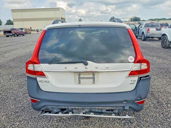 2015 VOLVO XC70 Premier (non R design)