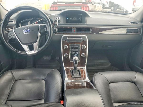 2015 VOLVO XC70 Premier (non R design)