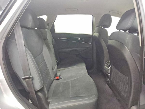 2016 KIA SORENTO L / LX
