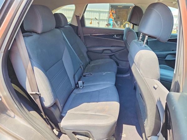 2017 KIA SORENTO L, LX