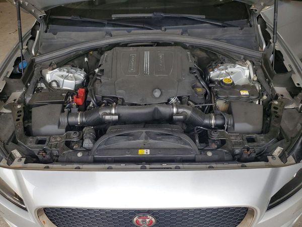 2017 JAGUAR F-PACE Premium — Engine bay