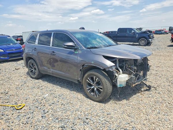 2019 TOYOTA HIGHLANDER LE — Passenger 3/4
