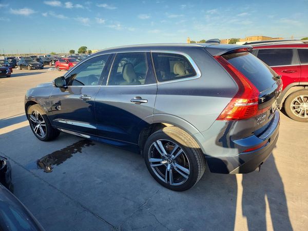 2021 VOLVO XC60 Momentum