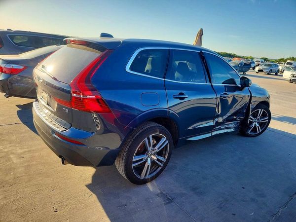 2021 VOLVO XC60 Momentum