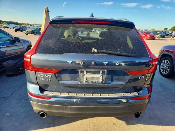 2021 VOLVO XC60 Momentum