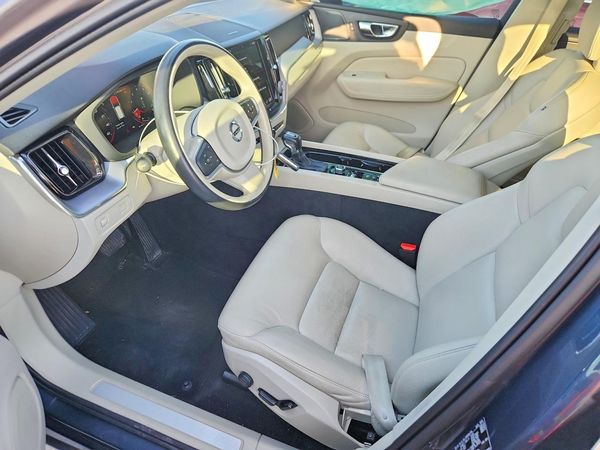 2021 VOLVO XC60 Momentum