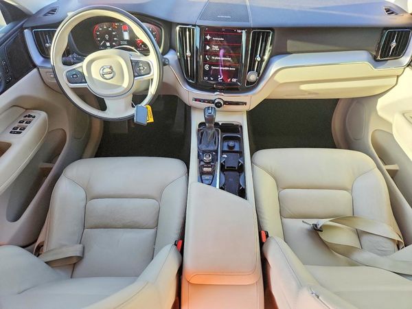 2021 VOLVO XC60 Momentum