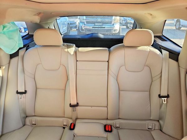 2021 VOLVO XC60 Momentum