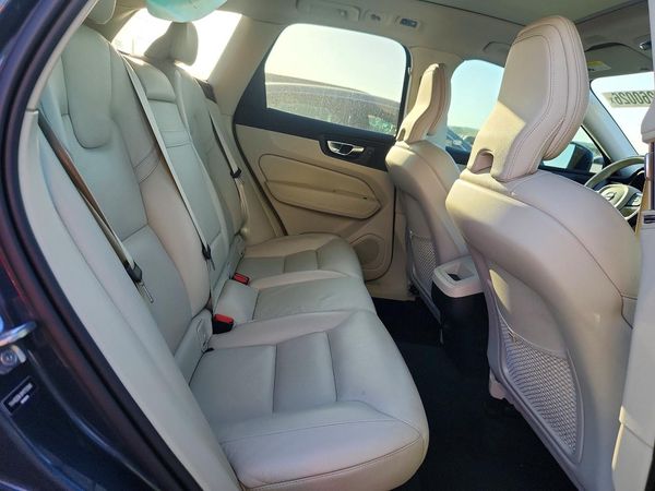 2021 VOLVO XC60 Momentum