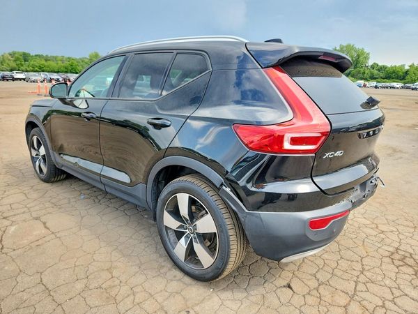 2020 VOLVO XC40 Momentum