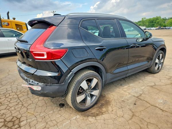 2020 VOLVO XC40 Momentum