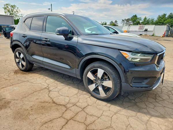 2020 VOLVO XC40 Momentum