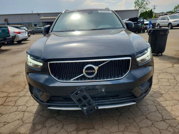 2020 VOLVO XC40 Momentum