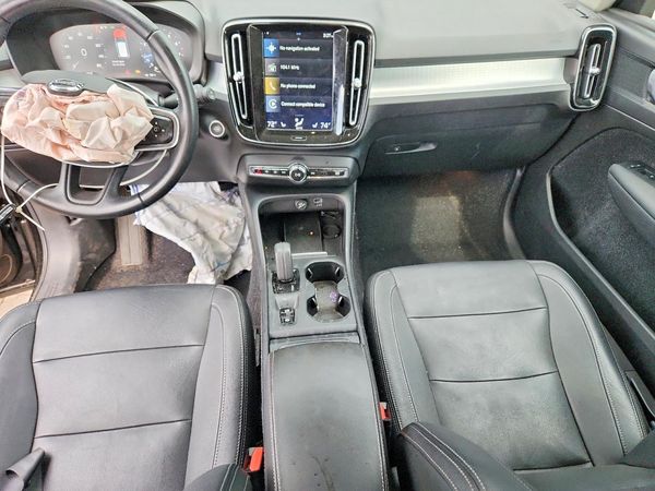 2020 VOLVO XC40 Momentum