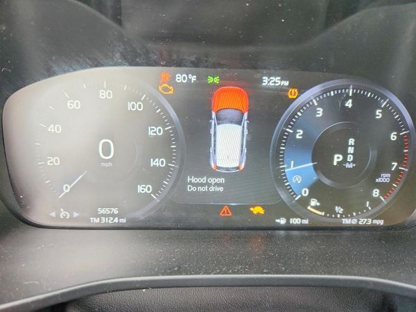 2020 VOLVO XC40 Momentum