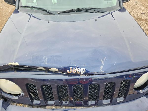 2013 JEEP PATRIOT Latitude — Engine bay