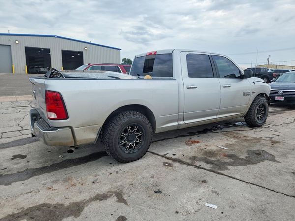 2017 RAM 1500 SLT CREW CAB 4X2