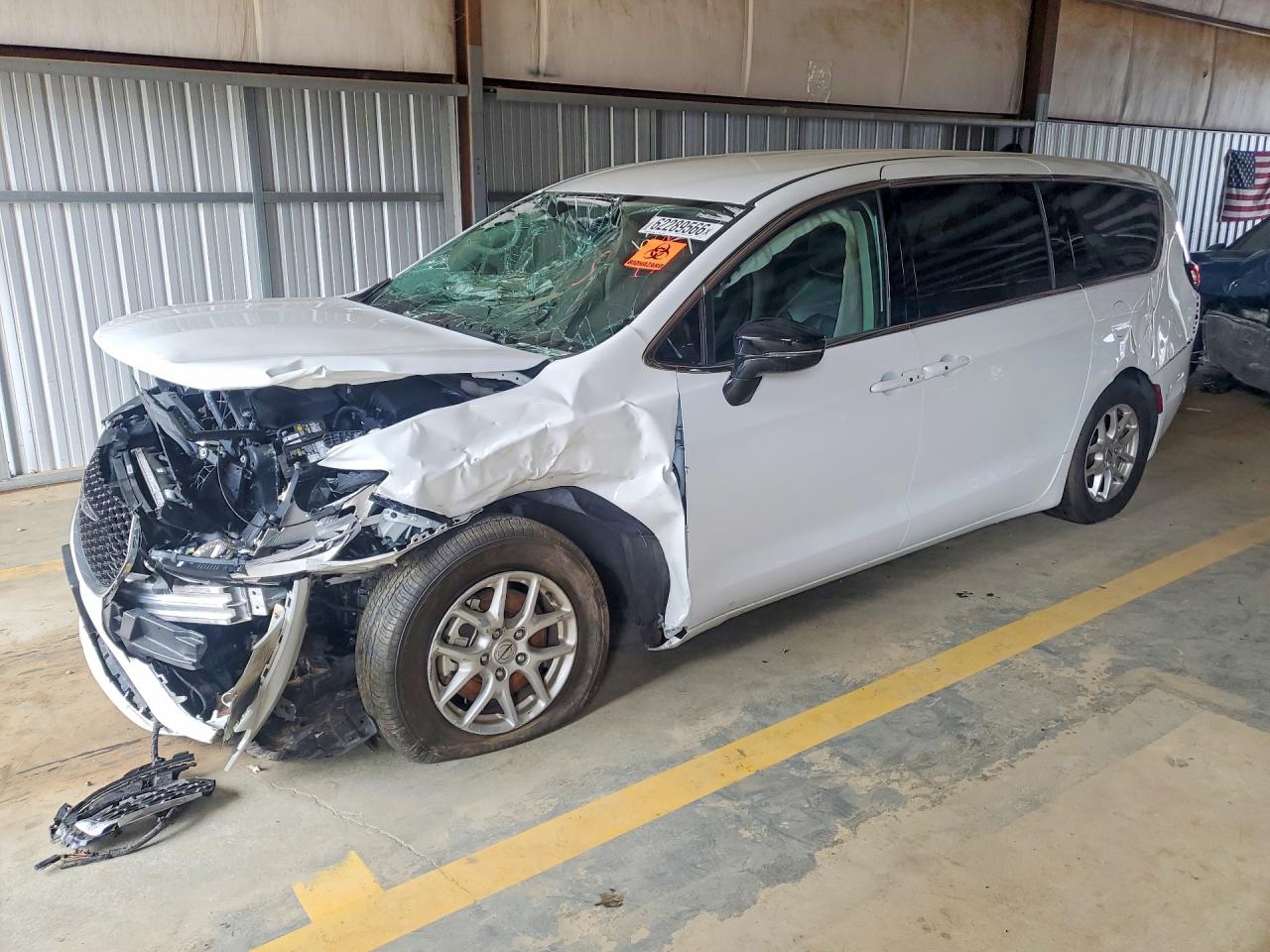 2024 CHRYSLER PACIFICA Touring L — Front 3/4