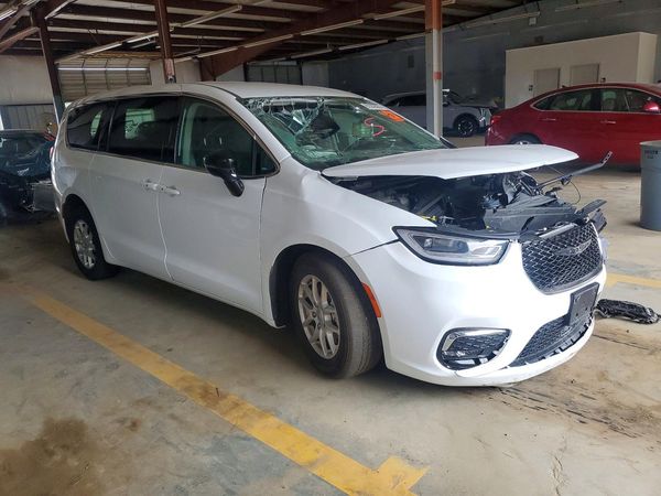2024 CHRYSLER PACIFICA Touring L — Passenger 3/4