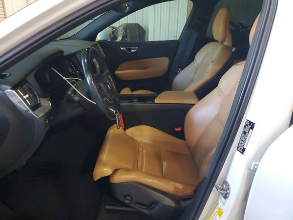 2019 VOLVO XC60 Momentum