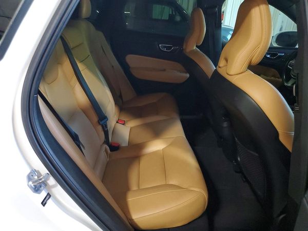 2019 VOLVO XC60 Momentum