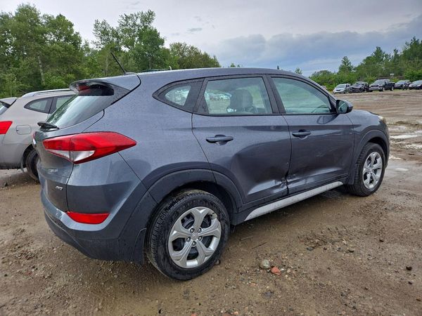 2017 HYUNDAI TUCSON SE (no options)