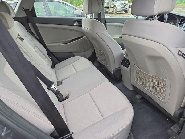 2017 HYUNDAI TUCSON SE (no options)