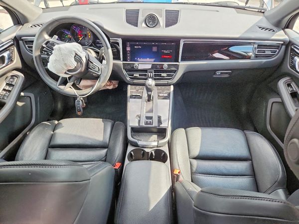 2025 PORSCHE MACAN