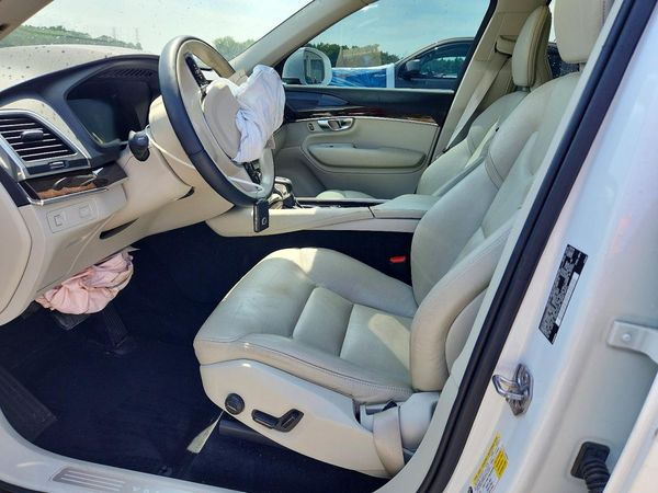 2019 VOLVO XC90 Momentum