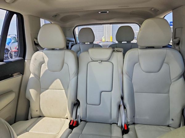2019 VOLVO XC90 Momentum