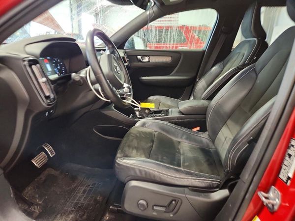 2019 VOLVO XC40