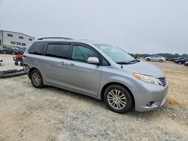 2013 TOYOTA SIENNA