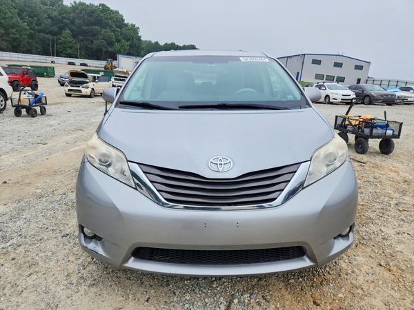 2013 TOYOTA SIENNA