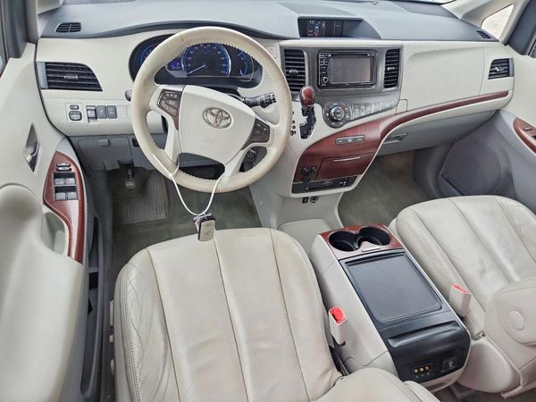 2013 TOYOTA SIENNA