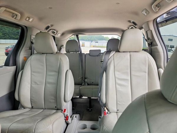 2013 TOYOTA SIENNA