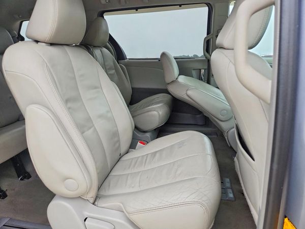 2013 TOYOTA SIENNA