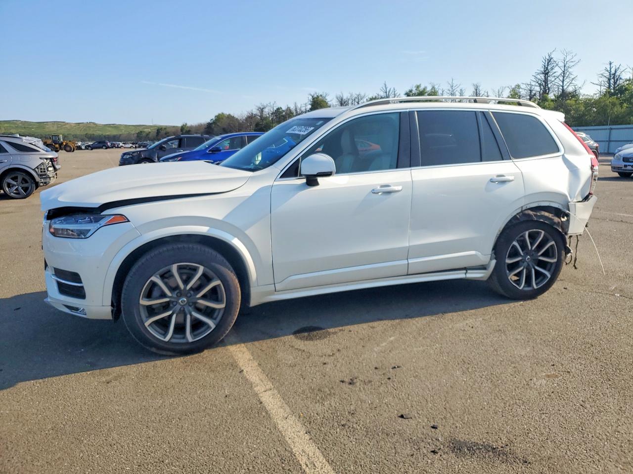 2019 VOLVO XC90 Momentum